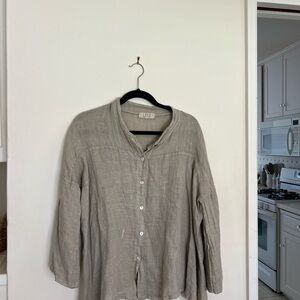 Lightweight Linen Button-Up Shirt in Natural gray